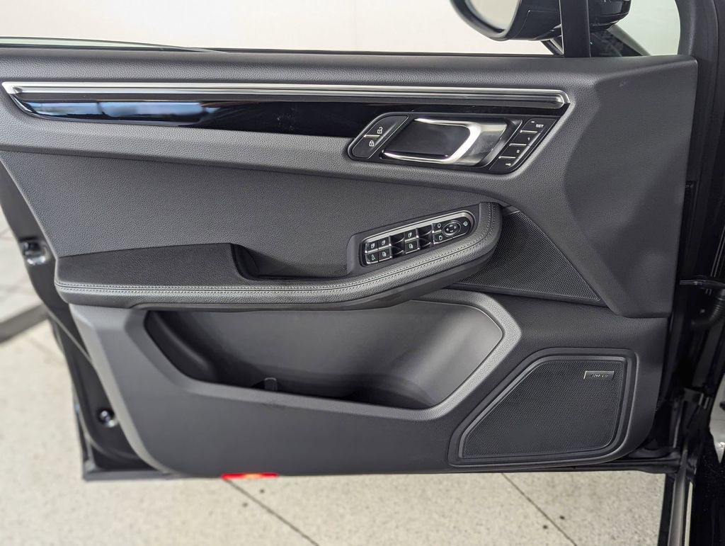 2025 Porsche Macan T - Photo 25