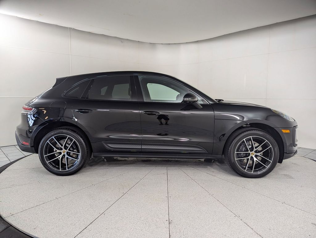 2025 Porsche Macan T - Photo 8