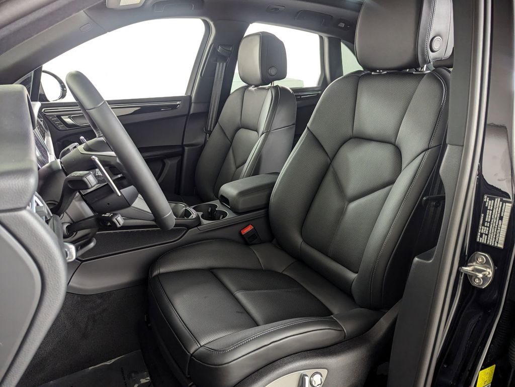 2025 Porsche Macan T - Photo 5