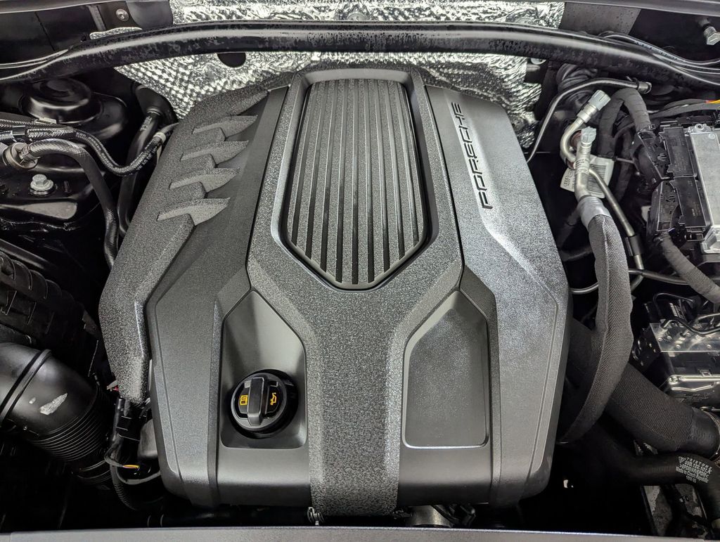 2025 Porsche Macan T - Photo 24