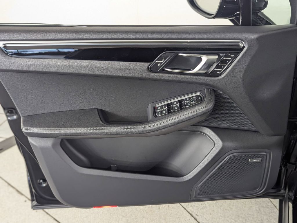 2025 Porsche Macan - Photo 25