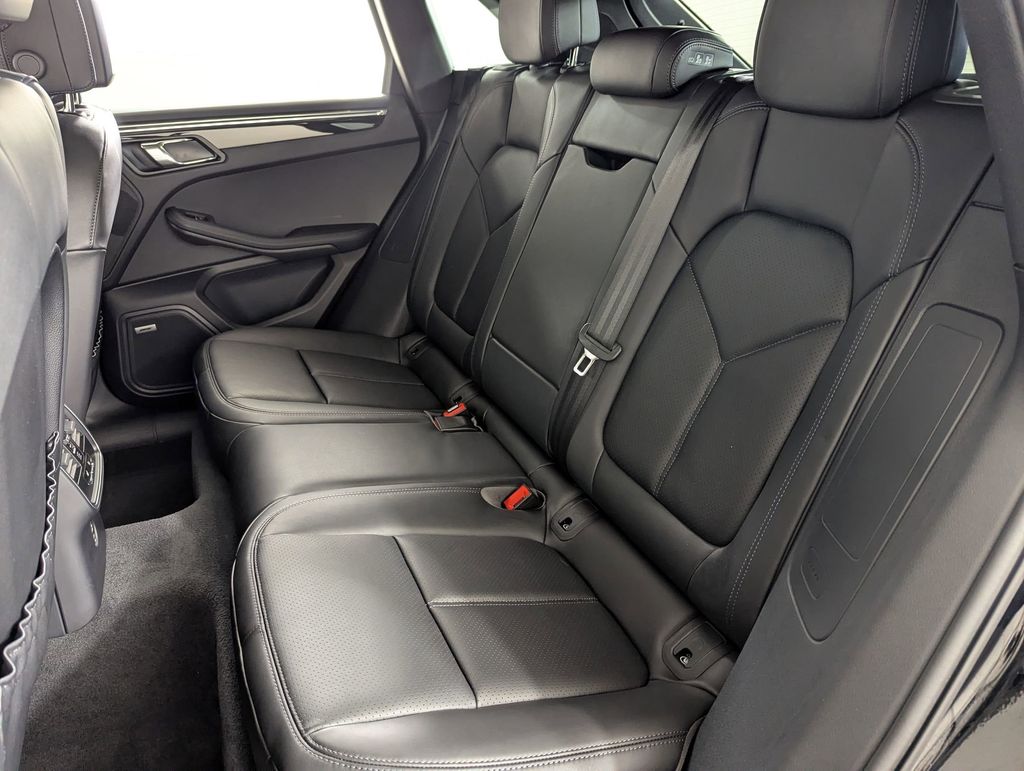 2025 Porsche Macan T - Photo 17