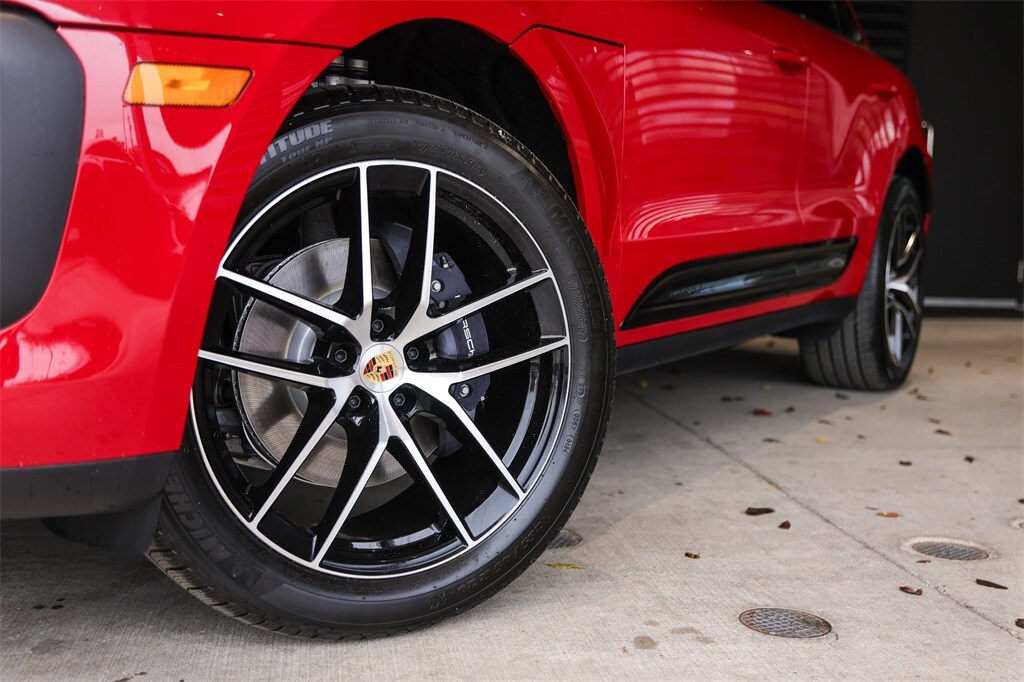 2025 Porsche Macan T photo 4