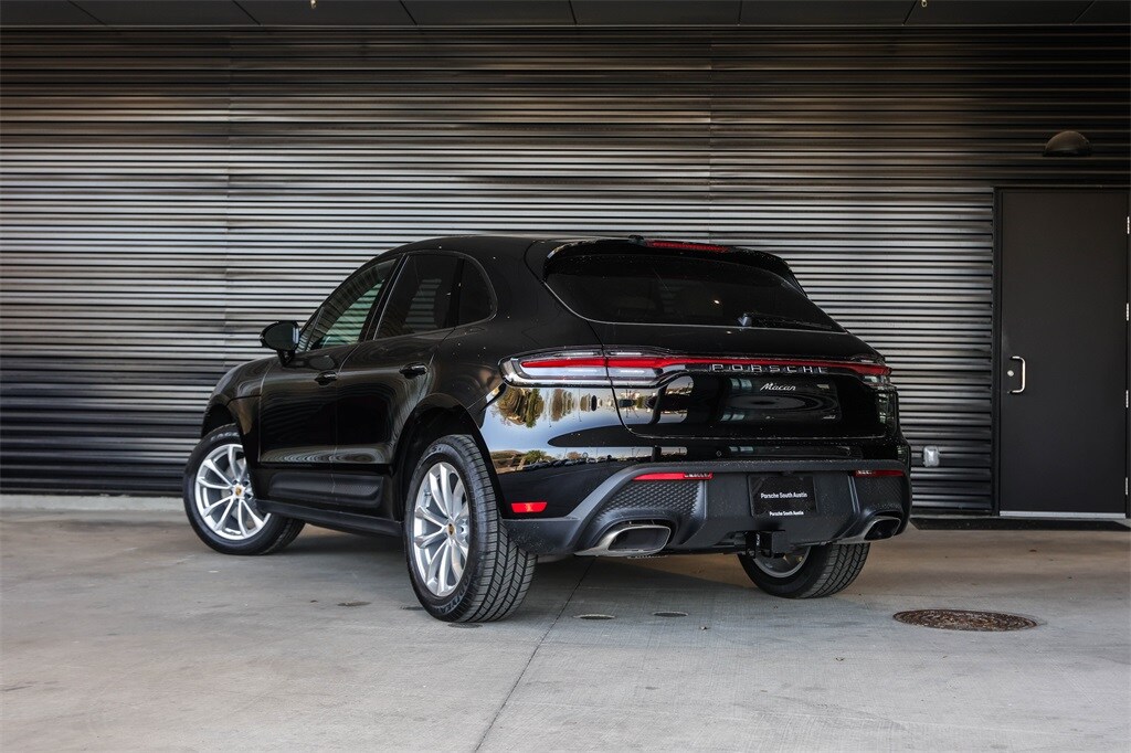 2025 Porsche Macan Base photo 3