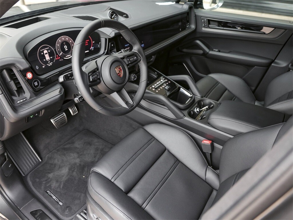 2025 Porsche Cayenne GTS photo 4