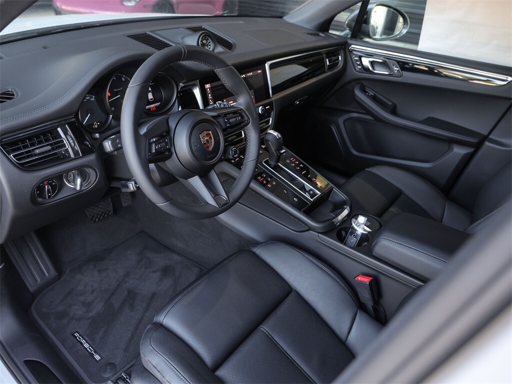 2025 Porsche Macan T photo 4