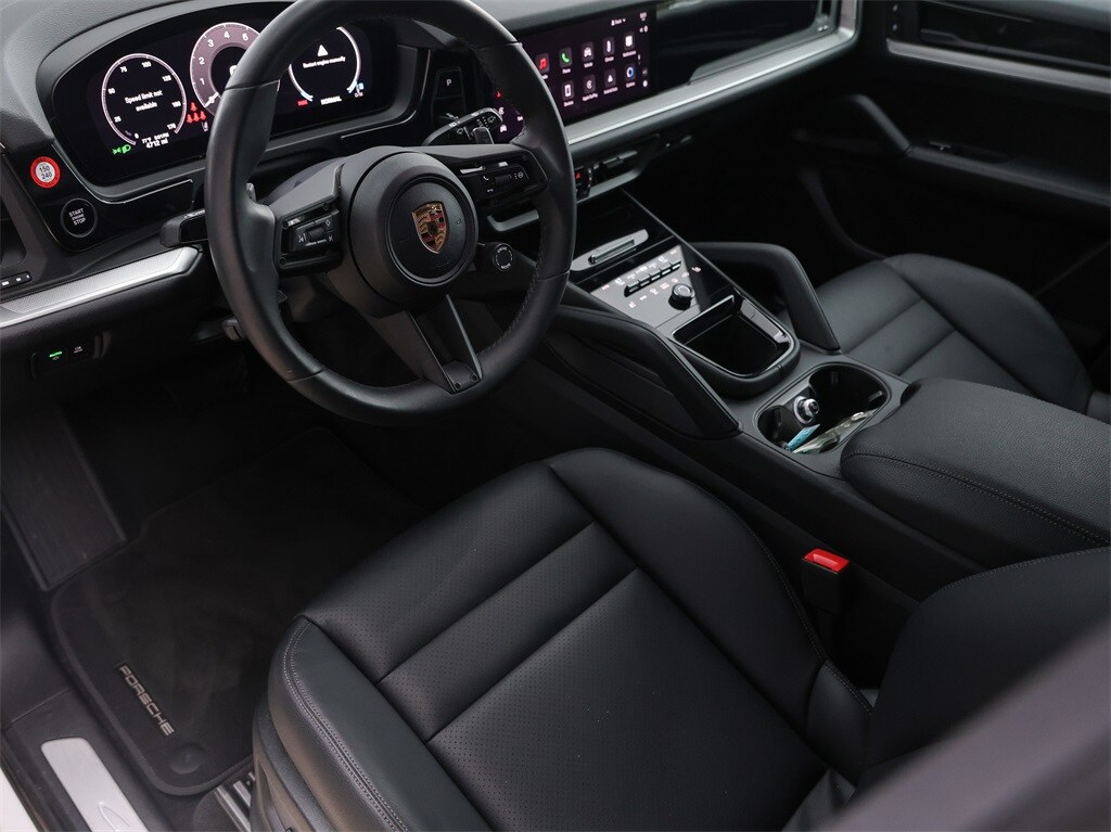 2025 Porsche Cayenne Base photo 4