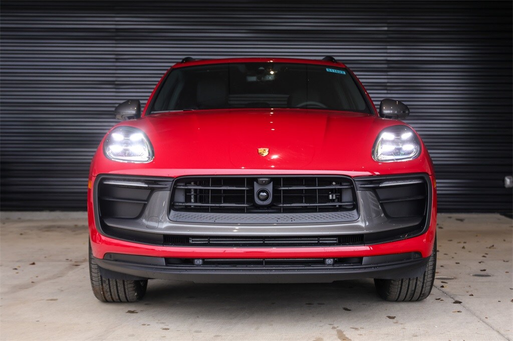 2025 Porsche Macan T photo 2