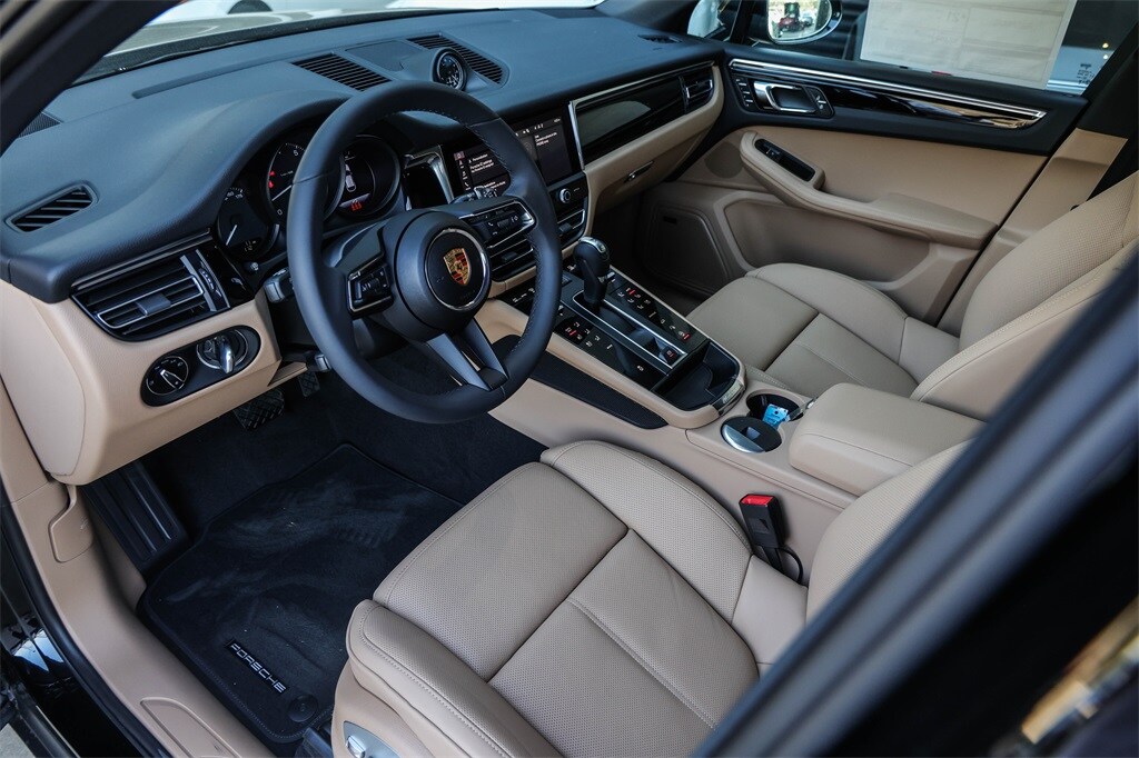 2025 Porsche Macan Base photo 4