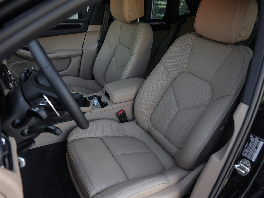 2025 Porsche Macan T photo 4