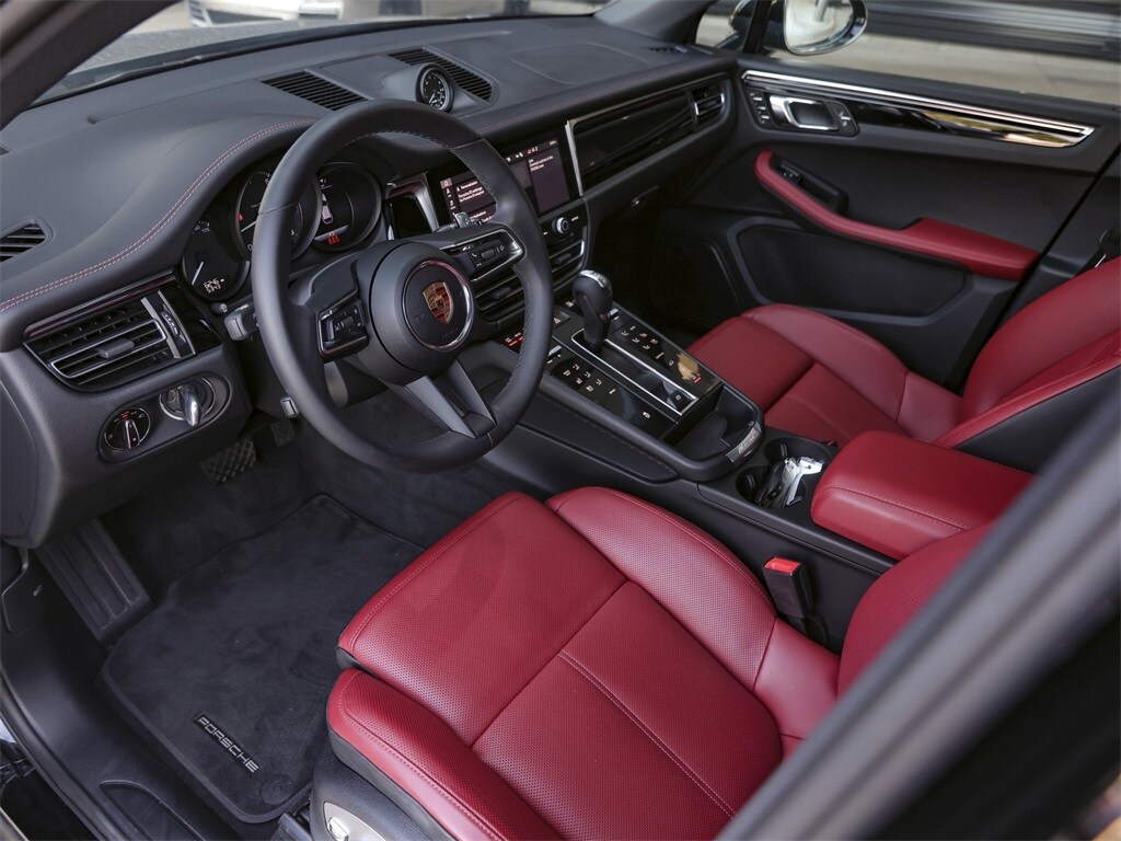 2025 Porsche Macan Base photo 4