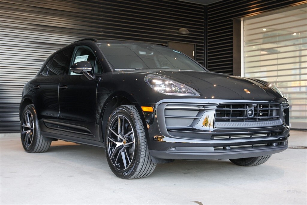 2025 Porsche Macan Base photo 3