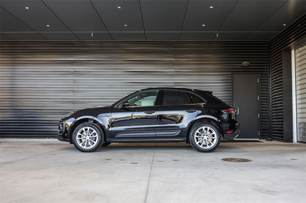 2025 Porsche Macan Base photo 2