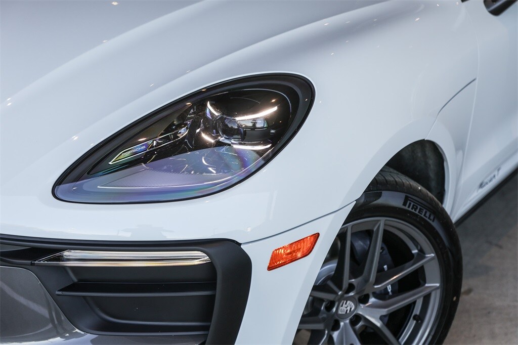 2025 Porsche Macan T photo 4