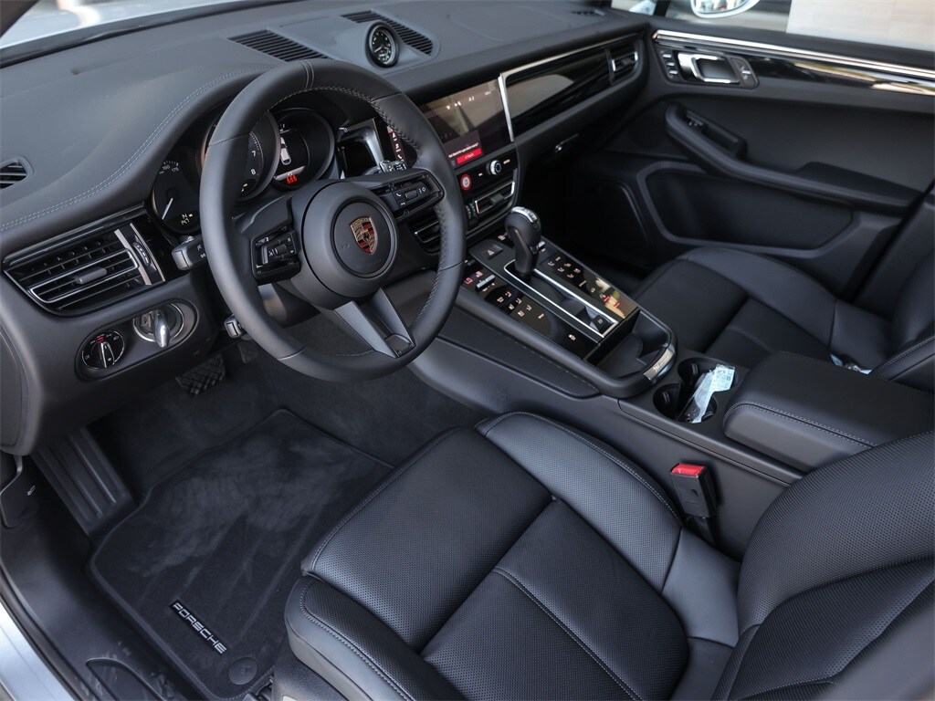 2025 Porsche Macan T photo 4