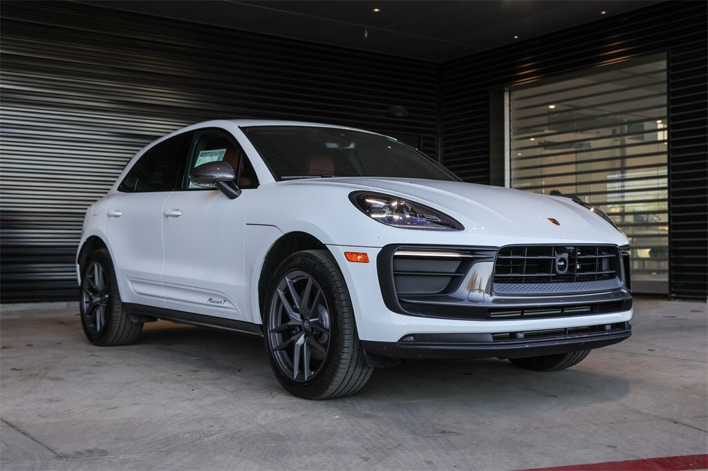 2025 Porsche Macan T photo 3