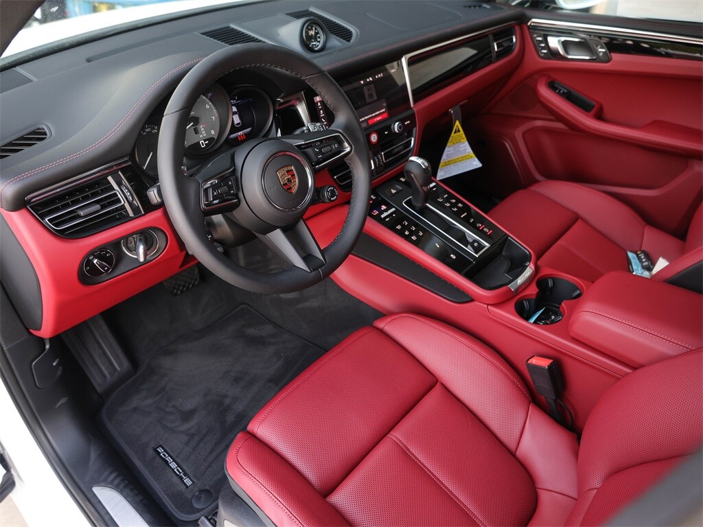 2025 Porsche Macan S photo 4
