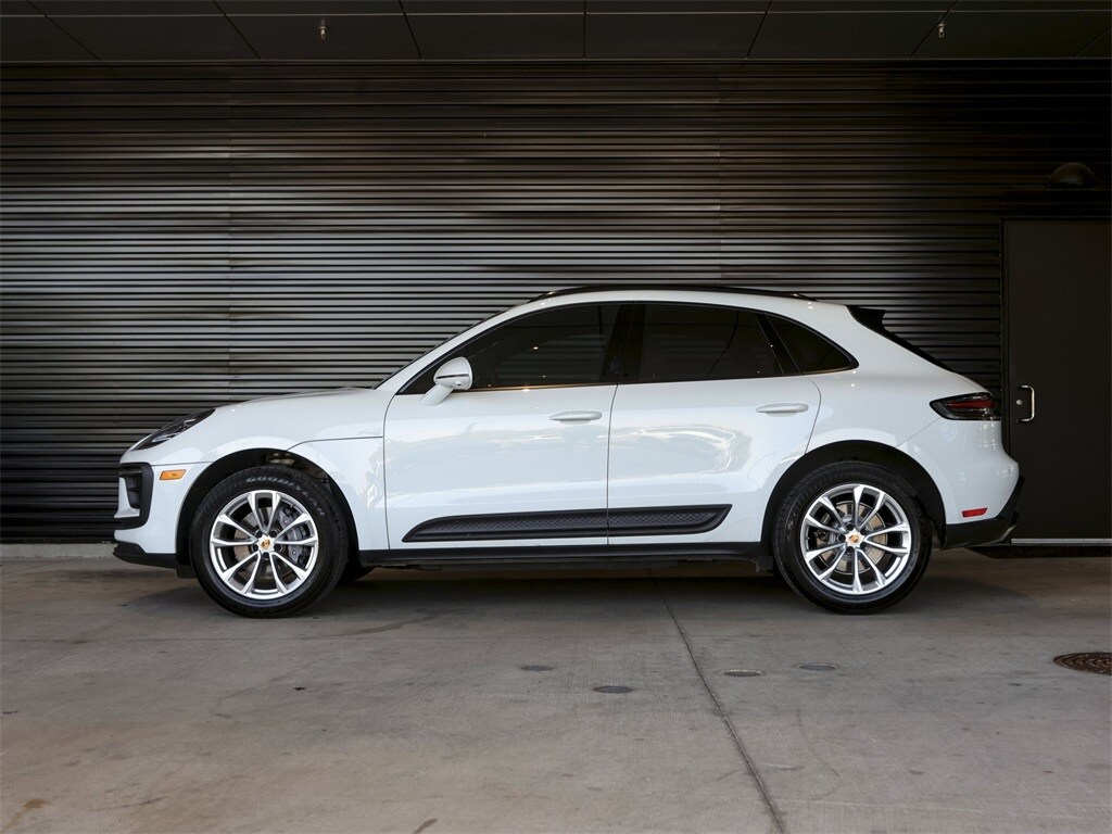 2023 Porsche Macan T photo 2