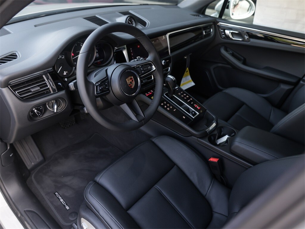 2025 Porsche Macan T photo 4