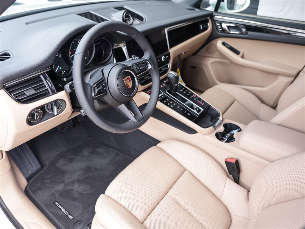 2025 Porsche Macan T photo 4