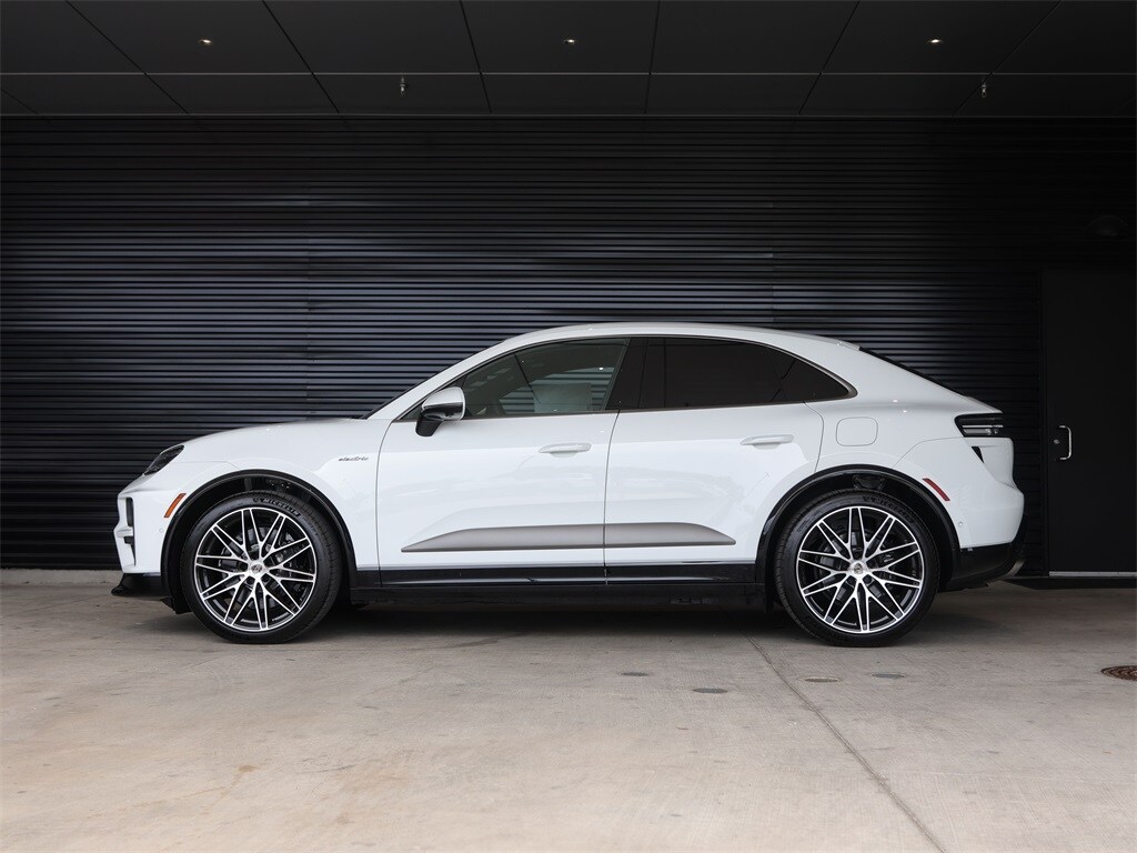 2025 Porsche Macan Electric Turbo photo 2