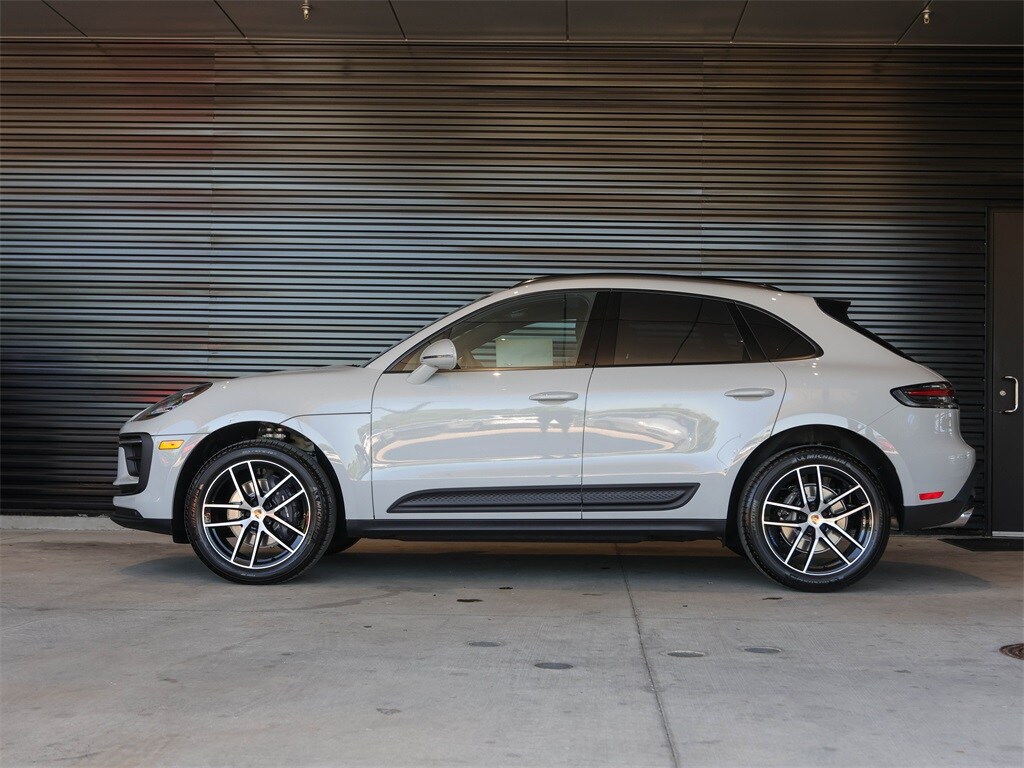 2025 Porsche Macan T photo 2