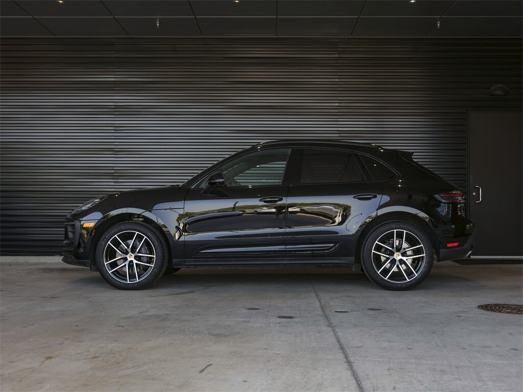 2025 Porsche Macan Base photo 2