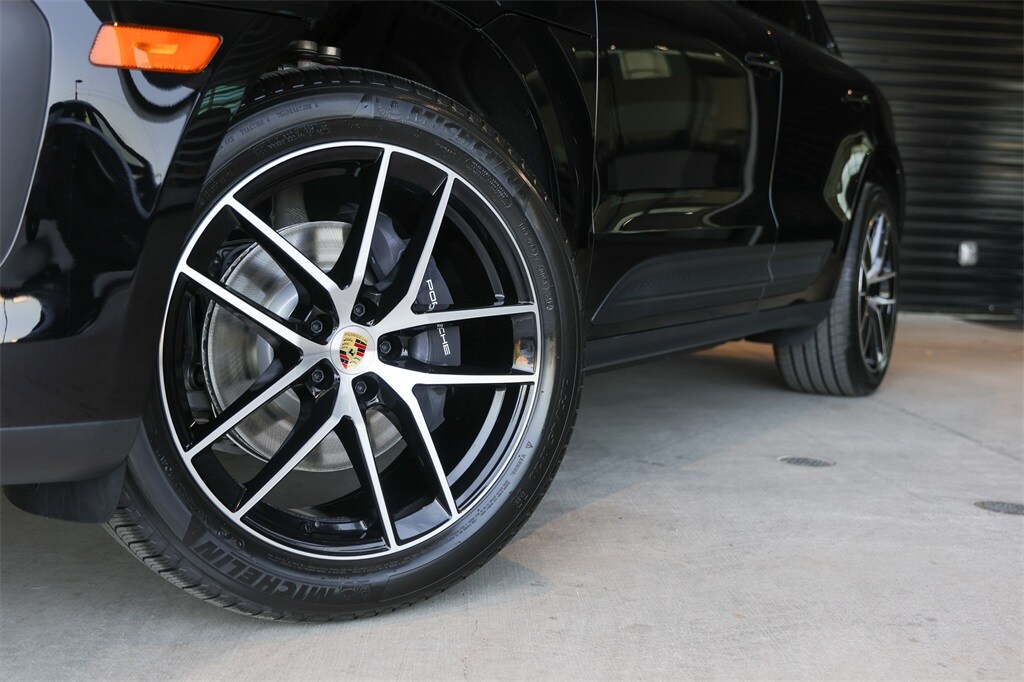 2025 Porsche Macan Base photo 4