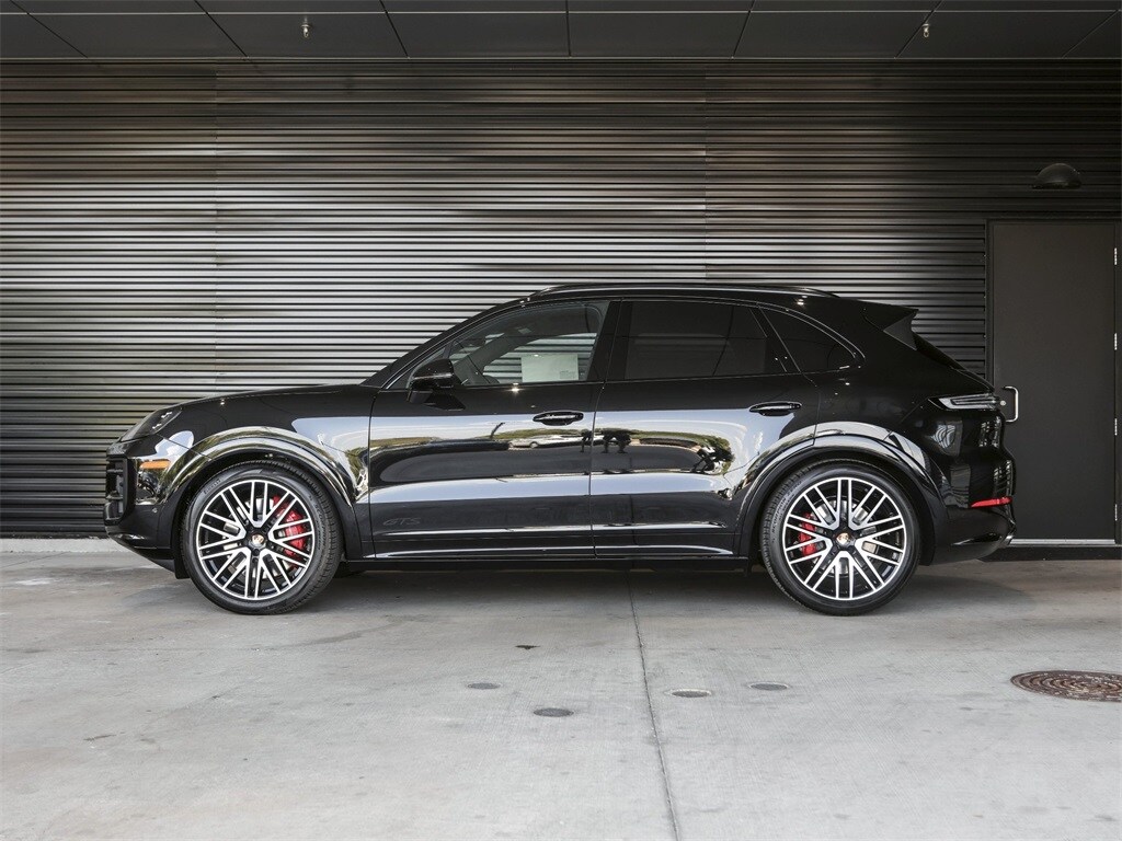 2026 Porsche Cayenne GTS photo 2