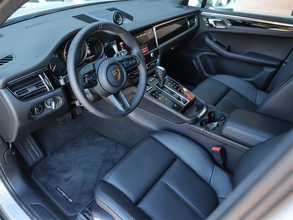 2025 Porsche Macan T photo 4