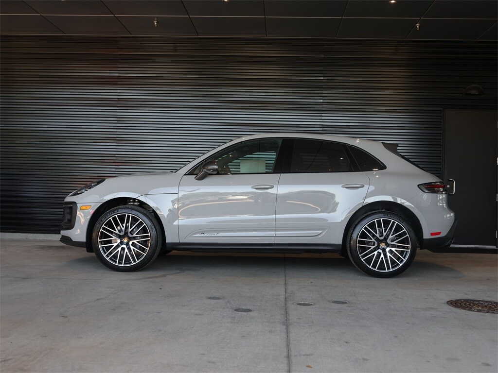2025 Porsche Macan T photo 2
