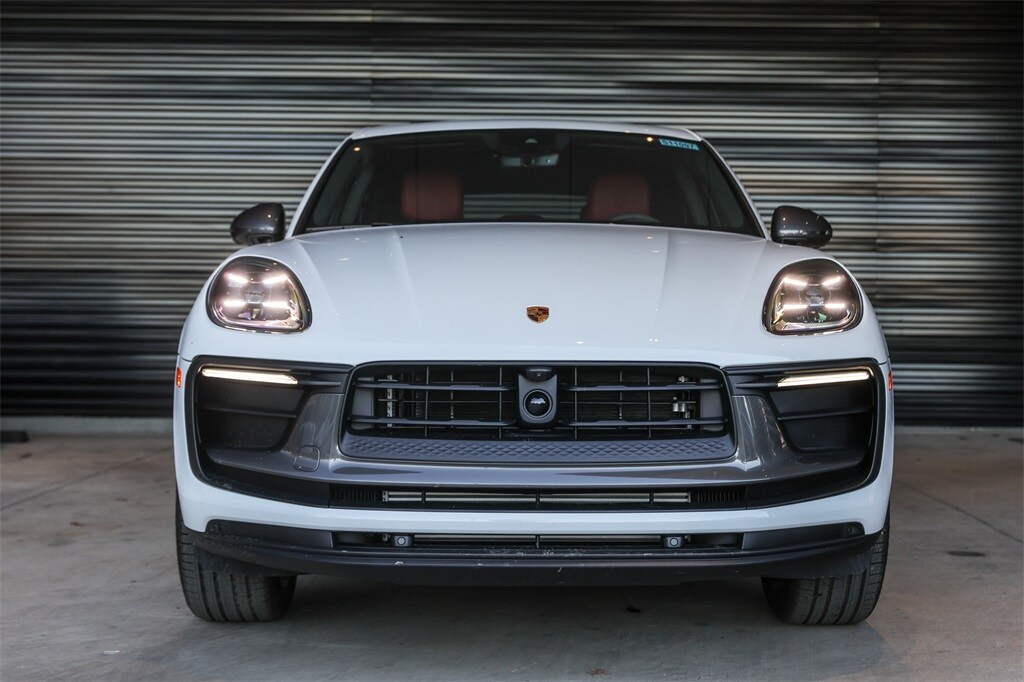 2025 Porsche Macan T photo 2