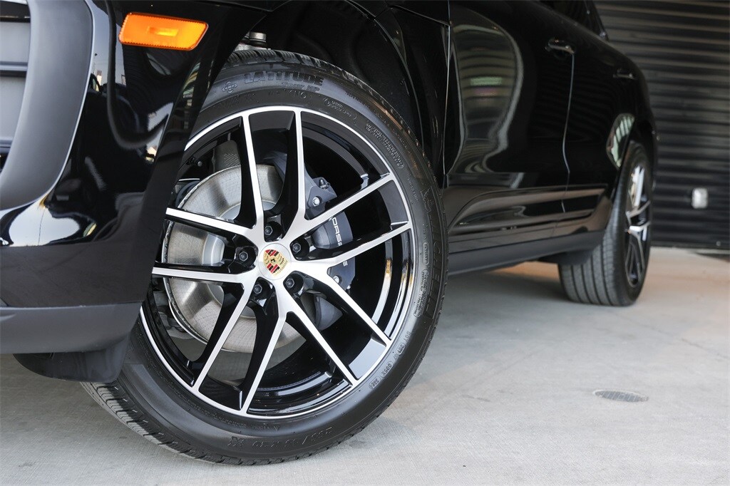 2025 Porsche Macan Base photo 4
