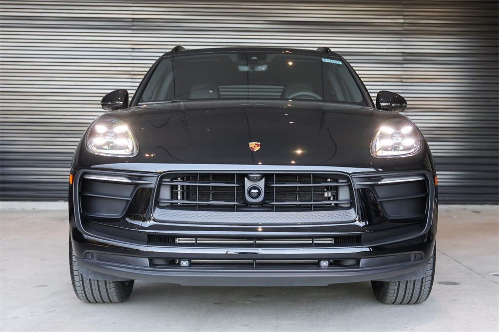2025 Porsche Macan Base photo 2