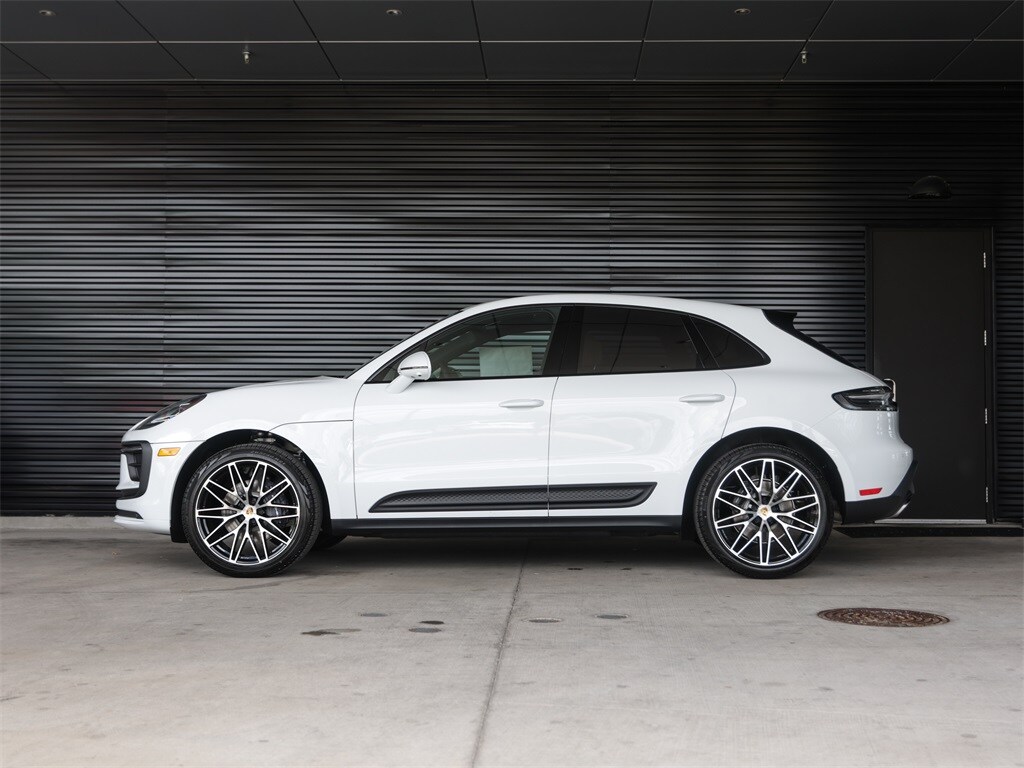 2025 Porsche Macan T photo 2