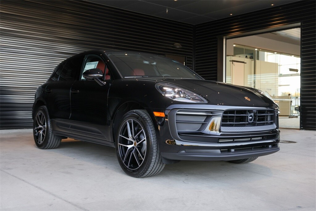2025 Porsche Macan Base photo 3