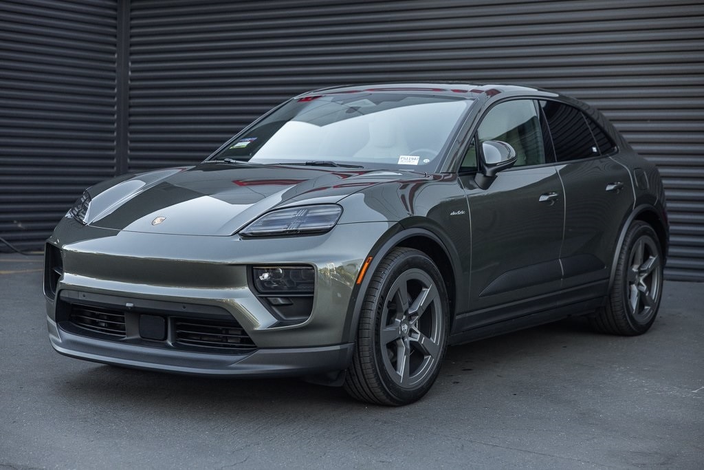 2025 Porsche Macan Base