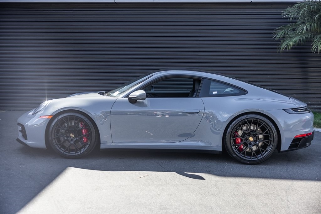 2024 Porsche 911 GTS photo 2