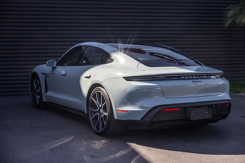 2025 Porsche Taycan photo 3