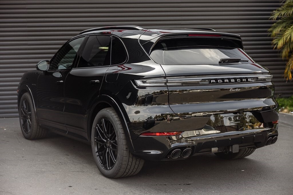 2025 Porsche Cayenne E-Hybrid Turbo photo 3