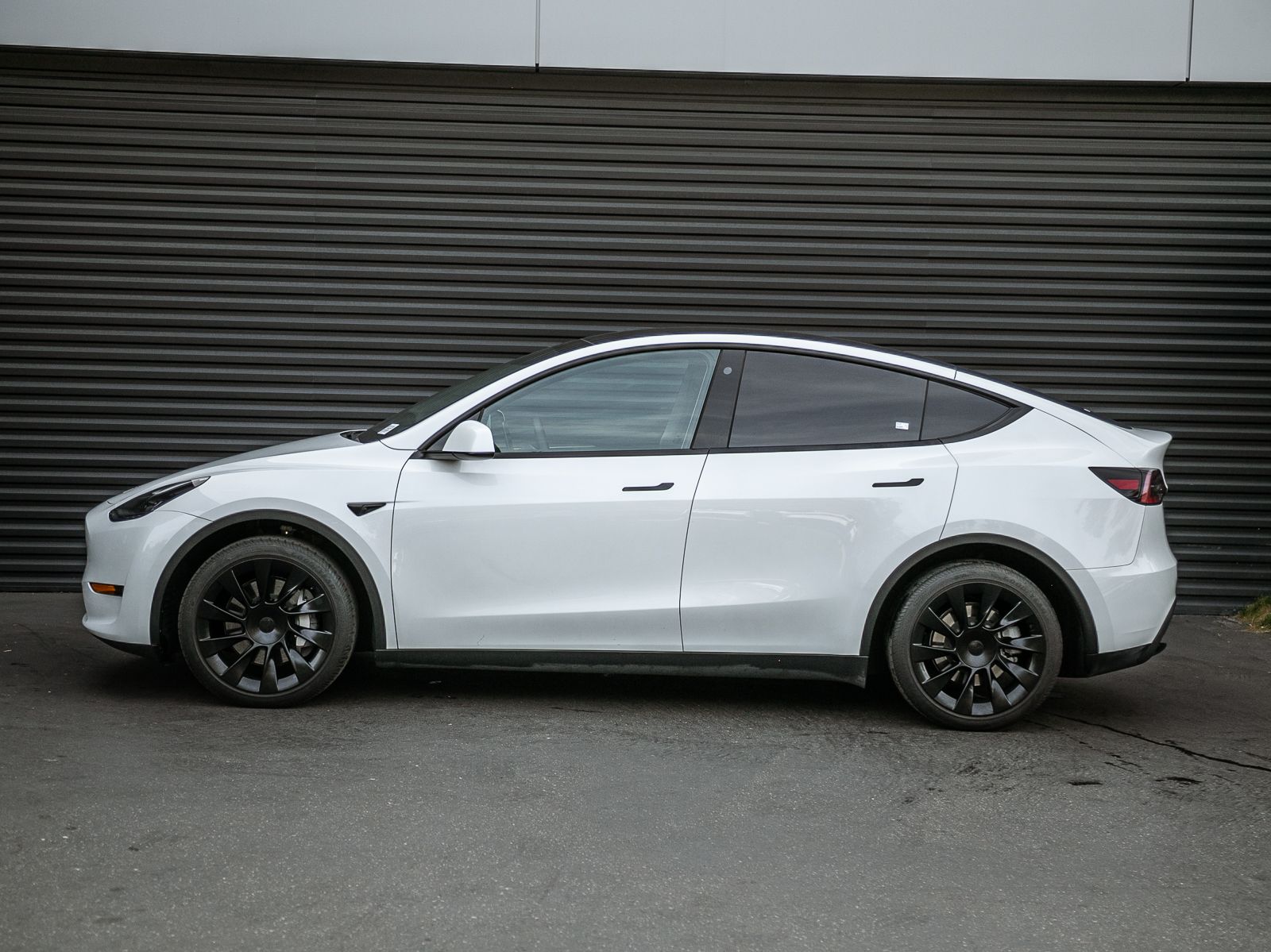 Used 2023 Tesla Model Y Long Range with VIN 7SAYGAEE5PF689668 for sale in Hawthorne, CA