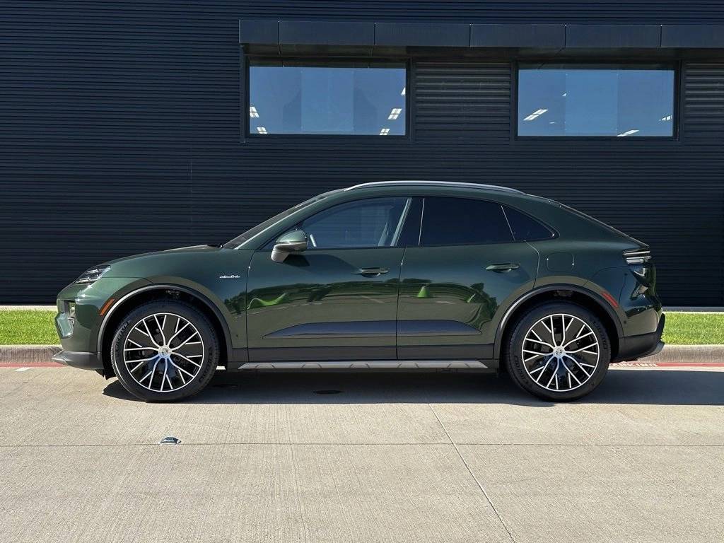 2025 Porsche Macan 4 Electric photo 2