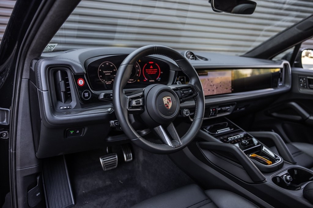 2025 Porsche Cayenne Coupe GTS photo 4