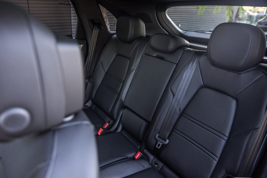 2026 Porsche Cayenne S E-Hybrid - Photo 17