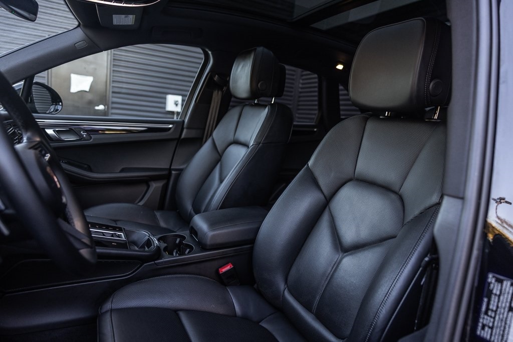 2023 Porsche Macan T photo 4