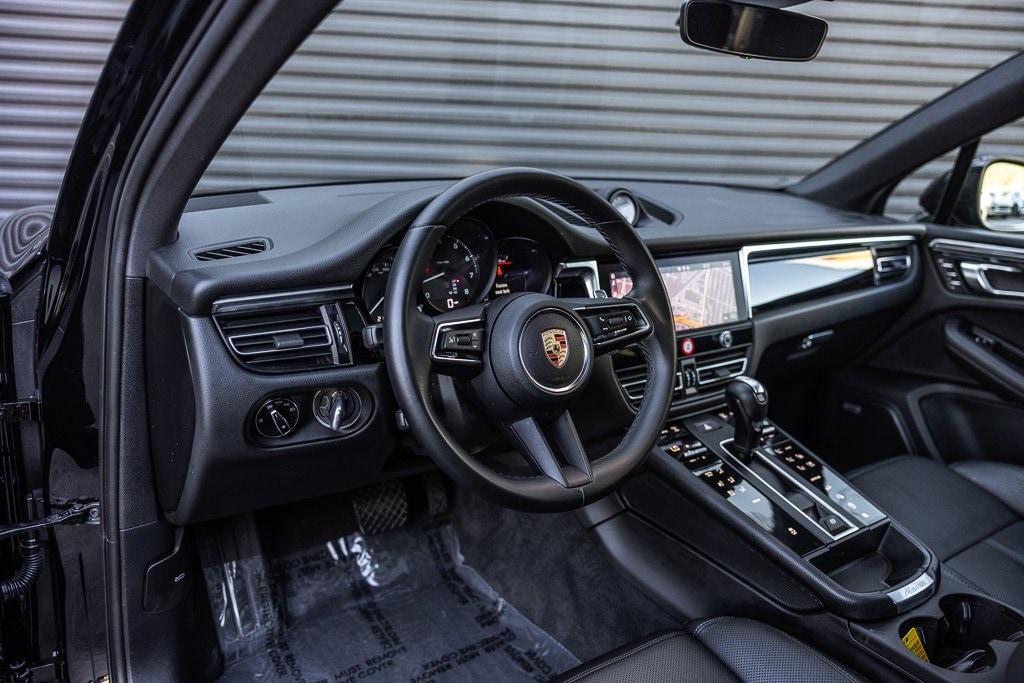 2023 Porsche Macan T photo 3