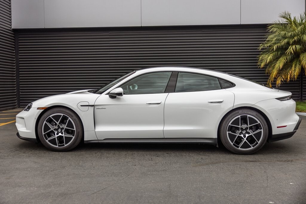 2025 Porsche Taycan photo 2