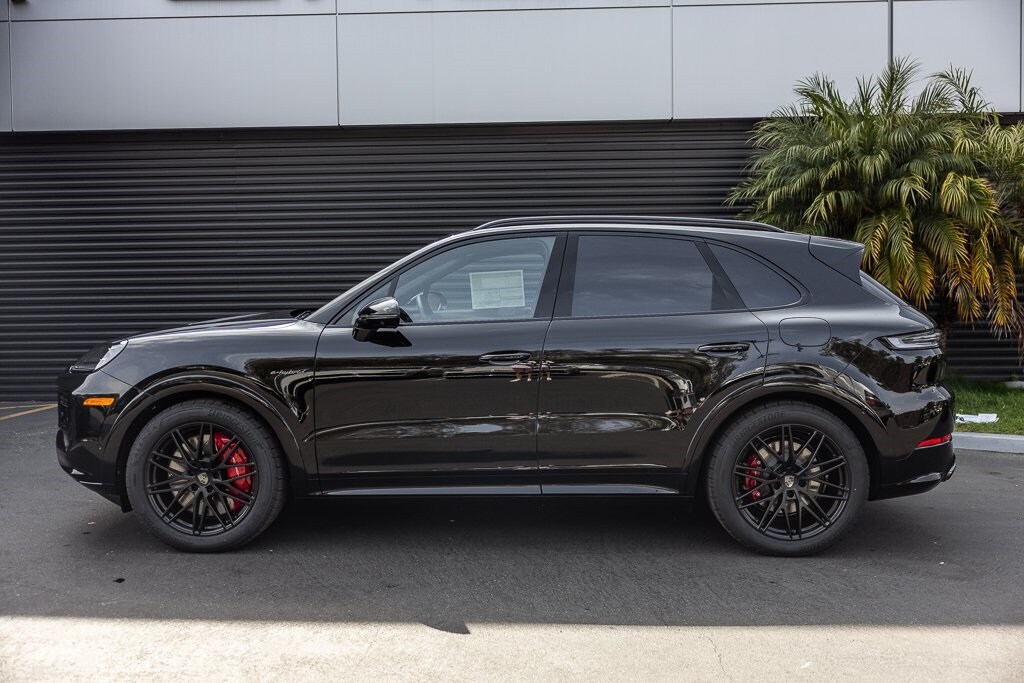 2025 Porsche Cayenne E-Hybrid Turbo photo 2