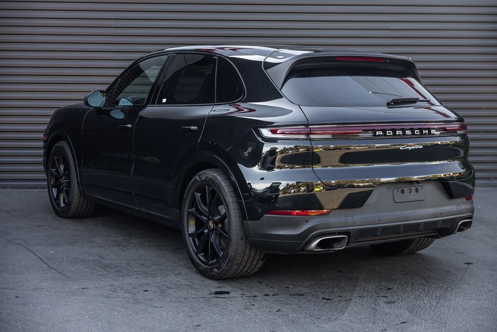 2025 Porsche Cayenne photo 3