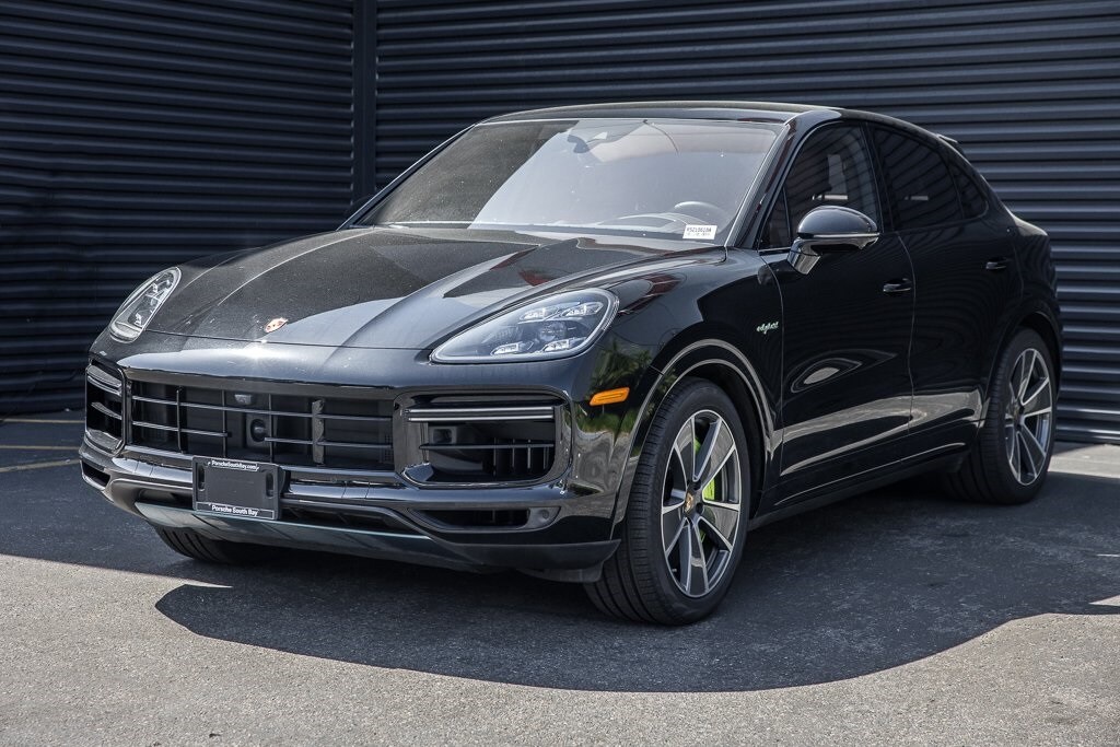 Introducing the 2024 Porsche Cayenne S E−Hybrid SUV and Coupe